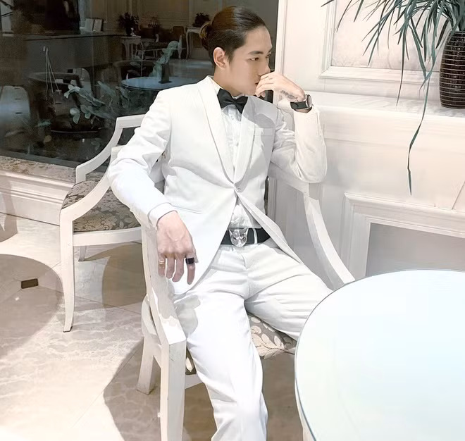 K-ICM gây chú ý khi xuất hiện trong bộ suit trắng chỉn chu. Anh tạo điểm nhấn bằng loạt phụ kiện tông màu tương phản như nơ bướm, nhẫn to bản và thắt lưng logo. Mái tóc cũng được buộc gọn gàng để tránh sự rườm rà cho tổng thể. Ảnh: FB Nguyễn Bảo Khánh.