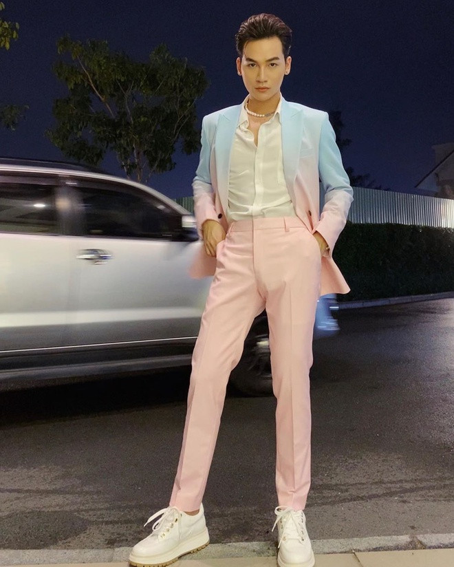 Ali Hoàng Dương trẻ trung khi phối bộ suit màu pastel có sự chuyển biến từ tông xanh sang sắc hồng ngọt ngào. Nam ca sĩ chỉ lựa chọn vòng cổ ngọc trai để làm điểm nhấn trên tổng thể. Ảnh: @alihoangduong.
