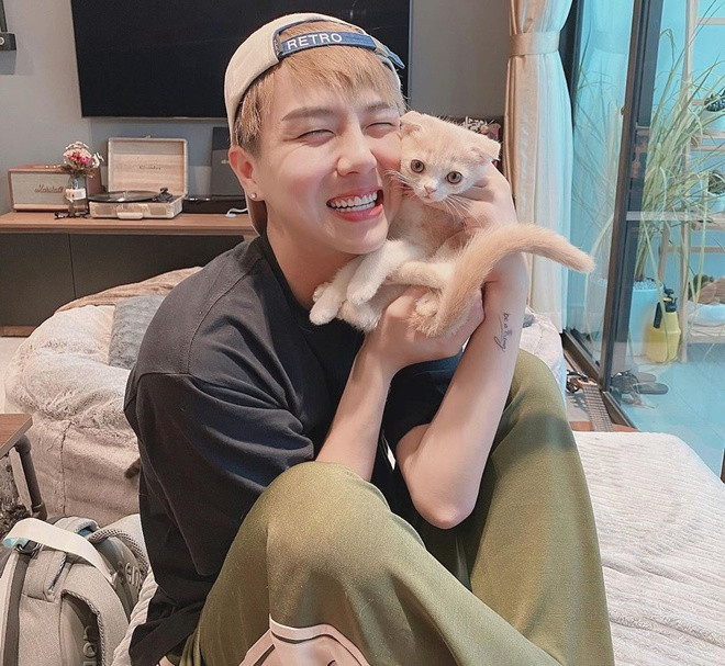 Duy Khánhchuộng trang phục thoải mái với phom dáng rộng đậm chất sporty như áo thun cùng quần thể thao và đội mũ lưỡi trai ngược. Ảnh:@dienvien_duykhanh.