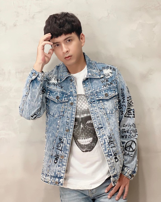 Hồ Quang Hiếu bụi phủi khi diện set đồ denim-on-denim với áo khoác in chữ đính kết đinh tán kim loại cá tính. Anh phối áo thun trắng đồng điệu phần vải bạc màu trên denim jacket. Ảnh: @hoquanghieusinger. 