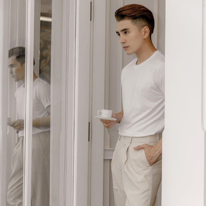 Sau những bộ cánh màu sắc, Jun Phạm quay về hình ảnh đơn giản với cách phối áo thun cùng quần tây xếp ly và tiết chế phụ kiện đi kèm. Ảnh: @junpham.