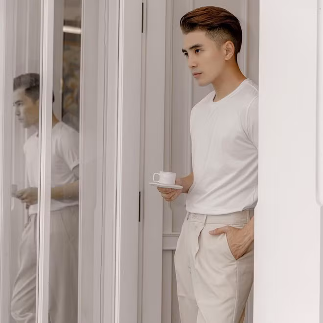 Sau những bộ cánh màu sắc, Jun Phạm quay về hình ảnh đơn giản với cách phối áo thun cùng quần tây xếp ly và tiết chế phụ kiện đi kèm. Ảnh: @junpham.