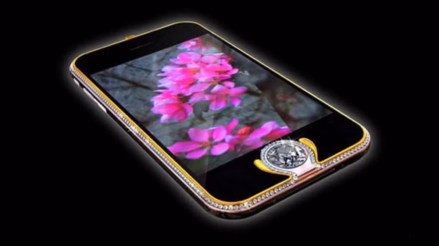 Có giá 2,5 triệu USD, iPhone 3G Kings Button được chế tác bởi nhà thiết kế Peter Aloisson người Áo. Sản phẩm gây chú ý khi kết hợp giữa màu trắng, vàng và vàng hồng. Bao quanh máy là 138 viên kim cương được cắt tinh xảo. Có tên Kings Button bởi nút Home trên chiếc iPhone này được đính viên kim cương 6,6 carat, làm tăng vẻ sang trọng cho sản phẩm. Ảnh: Peter Aloisson.