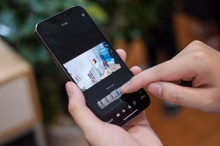 Cùng với iPhone 12, cửa hàng di động ở quận Cầu Giấy, Hà Nội đã nhập iPhone 12 Pro từ thị trường Hong Kong. Chủ cửa hàng cho biết model này là phiên bản 128 GB.