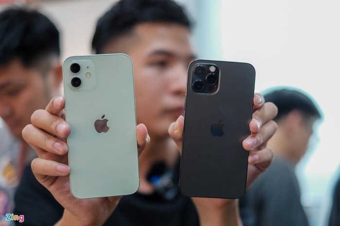 Máy được trang bị 3 camera sau đều có độ phân giải 12 MP. Camera telephoto của iPhone 12 Pro có tiêu cự 52 mm cho khả năng zoom quang 4x. Bên cạnh đó, sản phẩm còn được trang bị thêm cảm biến LiDAR, giúp đo độ sâu trường ảnh chính xác và lấy nét tốt hơn trong điều kiện thiếu sáng.