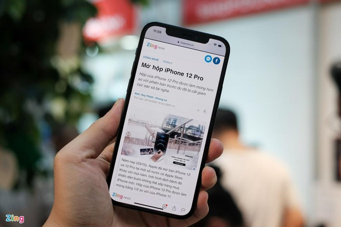 iPhone 12 Pro sử dụng chip A14 Bionic, chạy trên hệ điều hành iOS 14. Trải nghiệm các tác vụ cơ bản không mấy khác biệt so với mẫu iPhone 11 Pro, vẫn mang sự mượt mà đặc trưng của iPhone. Sự khác biệt về trải nghiệm sẽ chỉ thấy rõ trên các ứng dụng chỉnh sửa video hay AR.