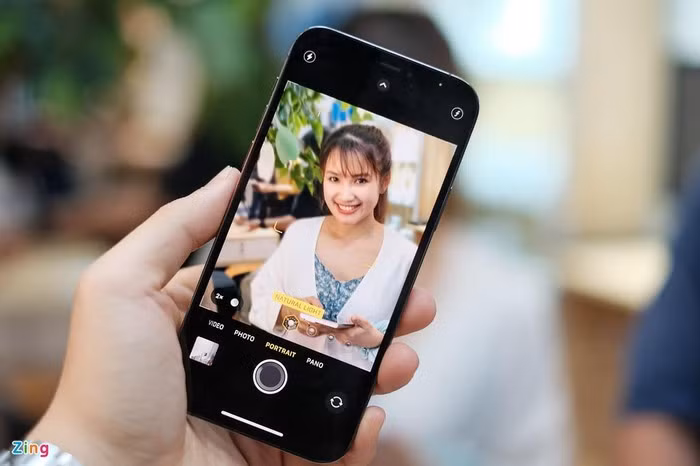 Giao diện chụp ảnh trên máy không có nhiều thay đổi so với bản tiền nhiệm. Tuy nhiên, camera chính trên iPhone 12 Pro có khả năng thu sáng tốt và chụp đẹp hơn trong điều kiện thiếu sáng. Thuật toán Smart HDR 3 đã thông minh hơn khi cho khả năng khử nhiễu tốt hơn iPhone 11. Đây còn là mẫu smartphone đầu tiên có khả năng quay HDR Dolby Vision. Về cơ bản, HDR trong quay video sẽ giúp thu sáng tốt hơn, nhiều chi tiết hơn so với SDR hay HDR tiêu chuẩn.