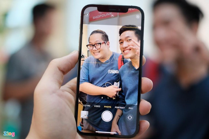 Màn hình của iPhone 11 Pro có kích thước 5,8 inch, đến iPhone 12 Pro đã được tăng lên 6,1 inch. Về cơ bản, màn hình vẫn giữ nguyên độ sáng và mật độ điểm ảnh, mang lại trải nghiệm tương tự iPhone 11 Pro. Theo Apple, mặt trước của điện thoại có một lớp bảo vệ mang tên Ceramic Shield (vật liệu kết hợp giữa thủy tinh và gốm). Apple tuyên bố dòng iPhone 12 có khả năng chịu va đập gấp 4 lần so với các đời trước, cùng với đó là chống trầy xước tốt hơn.