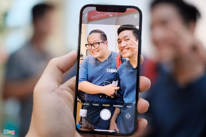 Màn hình của iPhone 11 Pro có kích thước 5,8 inch, đến iPhone 12 Pro đã được tăng lên 6,1 inch. Về cơ bản, màn hình vẫn giữ nguyên độ sáng và mật độ điểm ảnh, mang lại trải nghiệm tương tự iPhone 11 Pro. Theo Apple, mặt trước của điện thoại có một lớp bảo vệ mang tên Ceramic Shield (vật liệu kết hợp giữa thủy tinh và gốm). Apple tuyên bố dòng iPhone 12 có khả năng chịu va đập gấp 4 lần so với các đời trước, cùng với đó là chống trầy xước tốt hơn.