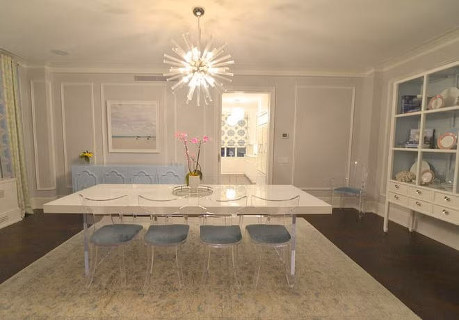 Phòng ăn rộng rãi, nằm sát nhà bếp, nổi bật với những nội thất được bài trí tinh tế.