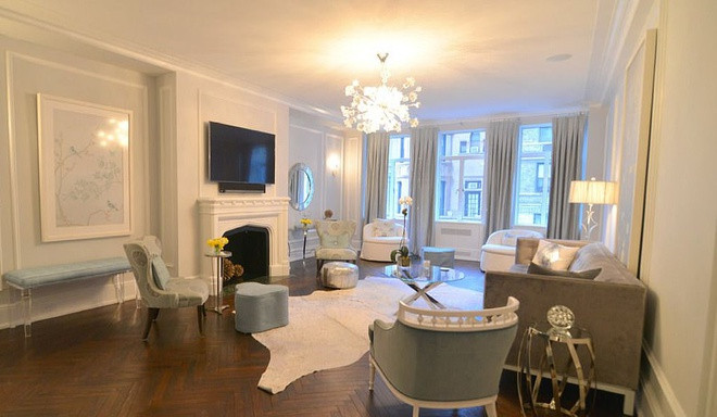 Phòng khách sang trọng, sáng sủa, mang phong cách cổ điển với điểm nhấn là một chiếc lò sưởi tinh xảo. 