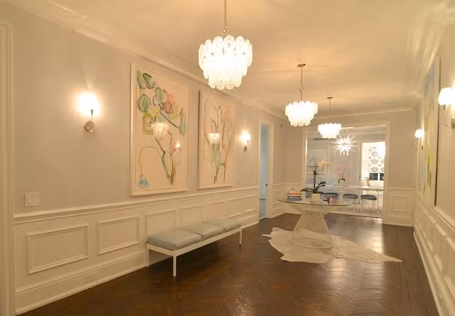 Căn hộ có diện tích khoảng 223 m2 với 3 phòng ngủ, 3 phòng tắm. Một số không gian ở đây có tầm nhìn ra công viên Central Park. 