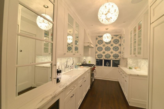 Nhà bếp nhỏ nhắn, gọn gàng, được trang bị các công cụ nấu nướng hiện đại.