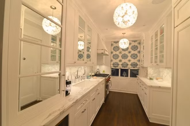 Nhà bếp nhỏ nhắn, gọn gàng, được trang bị các công cụ nấu nướng hiện đại.