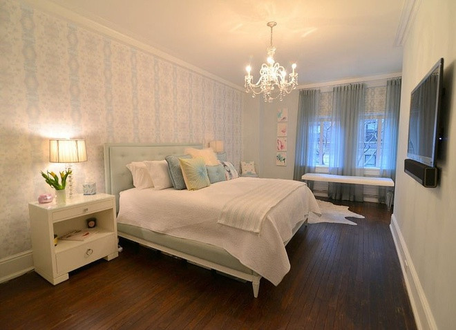 Phòng ngủ chính trang nhã và ấm cúng. Khung cửa sổ vừa đem lại ánh sáng tự nhiên vừa mở ra cảnh phố phường sầm uất. 