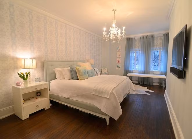 Phòng ngủ chính trang nhã và ấm cúng. Khung cửa sổ vừa đem lại ánh sáng tự nhiên vừa mở ra cảnh phố phường sầm uất. 