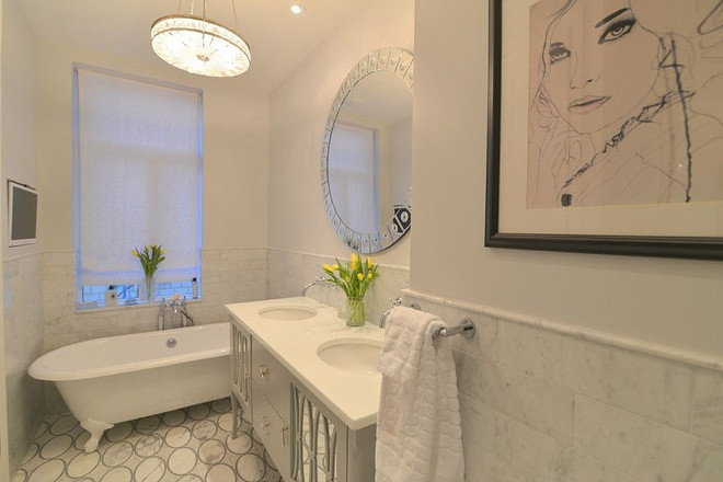 Phòng tắm chính được lát đá cẩm thạch sang trọng.