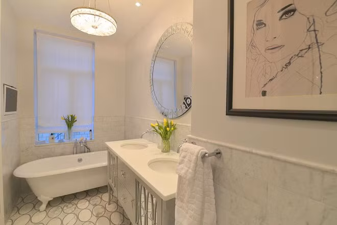 Phòng tắm chính được lát đá cẩm thạch sang trọng.