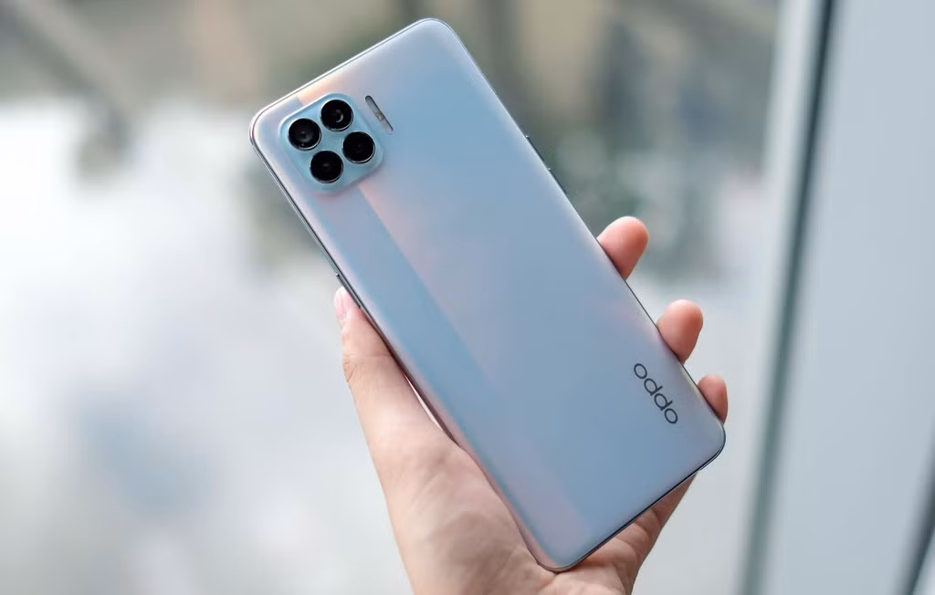 Oppo A92 có mặt lưng nhựa bóng, dễ để lại dấu vân tay. Nhược điểm này đã được khắc phục trên Oppo A93. Sản phẩm mới của Oppo dùng chất liệu nhựa nhưng làm dạng mờ, ít bám bẩn hơn.