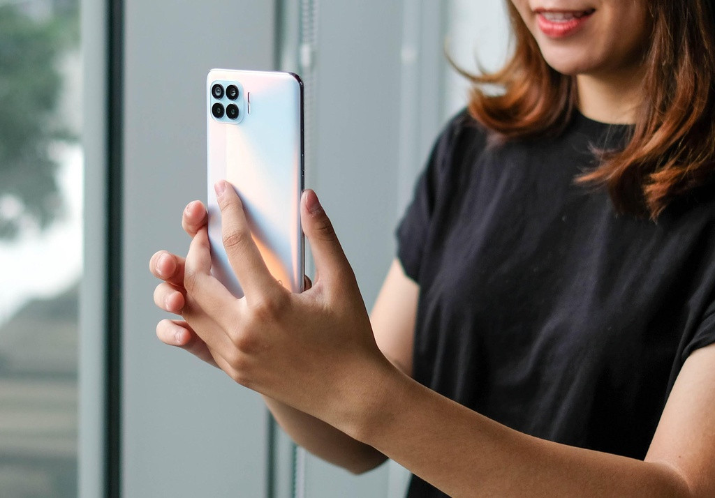 Cấu hình của máy bao gồm vi xử lý MediaTek Helio P95, RAM 8 GB, bộ nhớ 128 GB. Thiết bị được chạy trên hệ điều hành Android 10 cùng giao diện ColorOS 7.2. Model này sở hữu viên pin dung lượng 4.000 mAh, sạc nhanh 18 W.