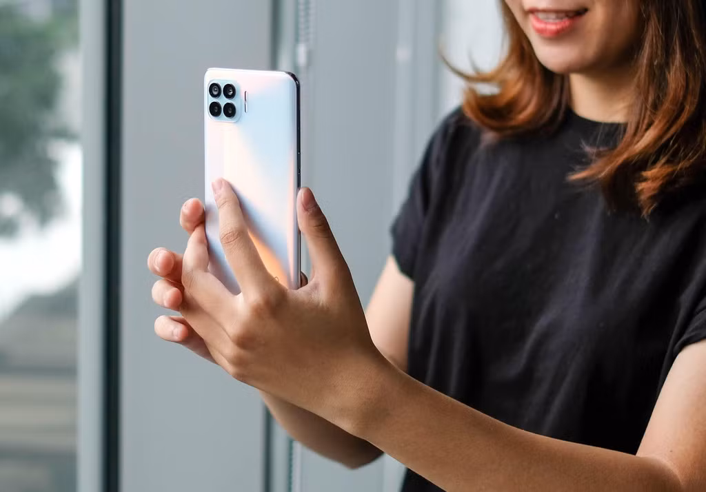 Cấu hình của máy bao gồm vi xử lý MediaTek Helio P95, RAM 8 GB, bộ nhớ 128 GB. Thiết bị được chạy trên hệ điều hành Android 10 cùng giao diện ColorOS 7.2. Model này sở hữu viên pin dung lượng 4.000 mAh, sạc nhanh 18 W.