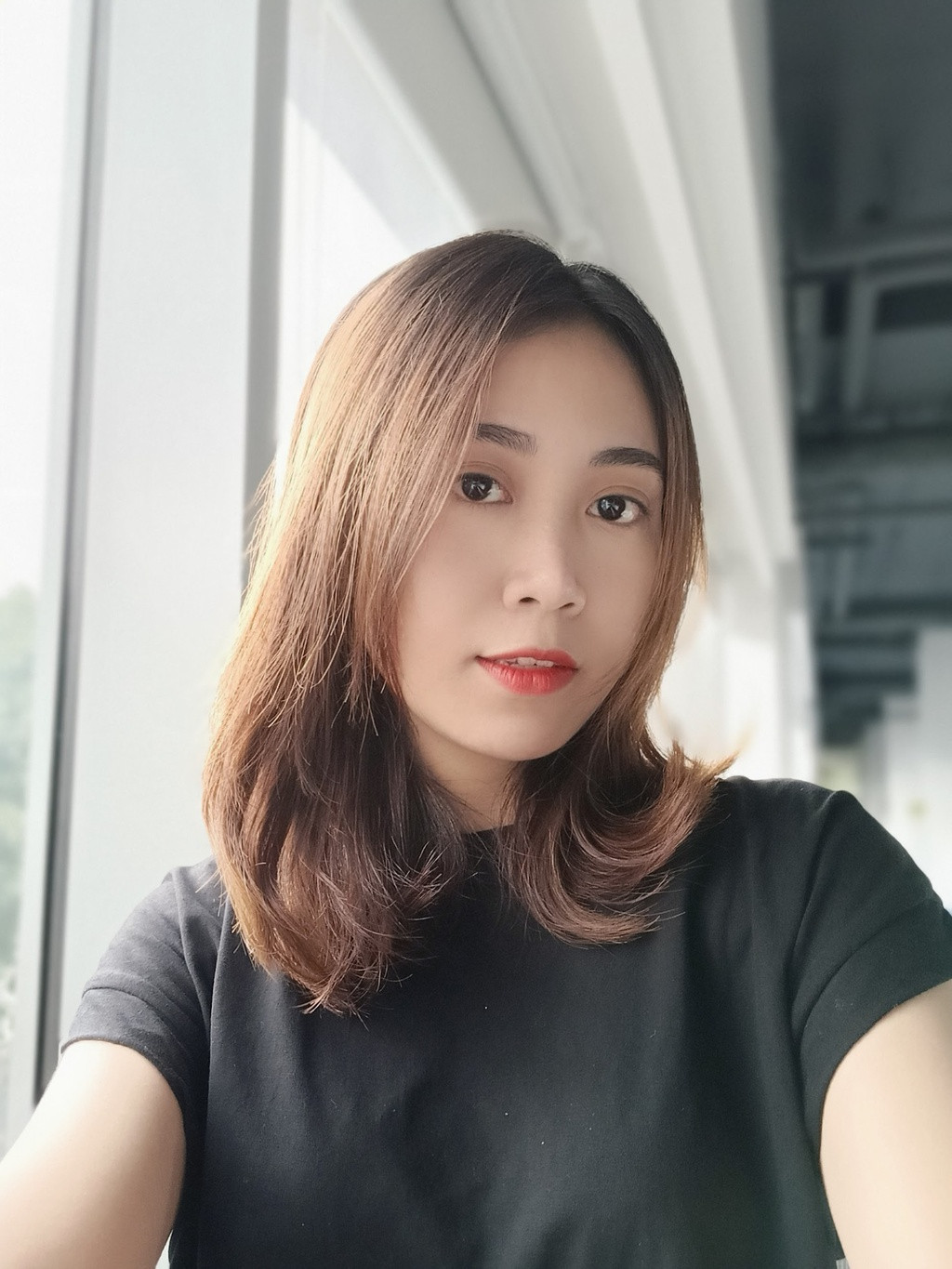 Ảnh selfie cho ra có độ chi tiết cao, phần da người xử lý nhẹ, trắng và sáng hơn nhưng không quá ảo. Máy ảnh trước của model này cũng có chế độ chân dung, đêm và quay video chống rung.