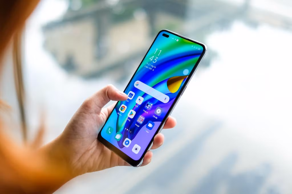 Cấu hình này đủ đảm bảo máy có thể chạy đa số ứng dụng, game mượt mà. Trong khi đó, viên pin có thể đáp ứng hơn một ngày cho người dùng sử dụng với những tác vụ thông thường, tần suất trung bình.