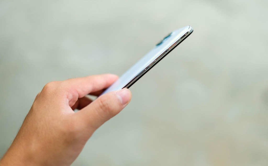 So với những đối thủ trong tầm giá, Oppo A93 gây chú ý với độ mỏng chỉ 7,48 mm và khối lượng 164 gram. Đây được xem là một trong những model có độ mỏng, nhẹ hàng đầu hiện nay. Điều này mang đến cảm giác cầm nắm sử dụng thoải mái. Người dùng không cần phải dùng lực quá nhiều trong khi sử dụng.