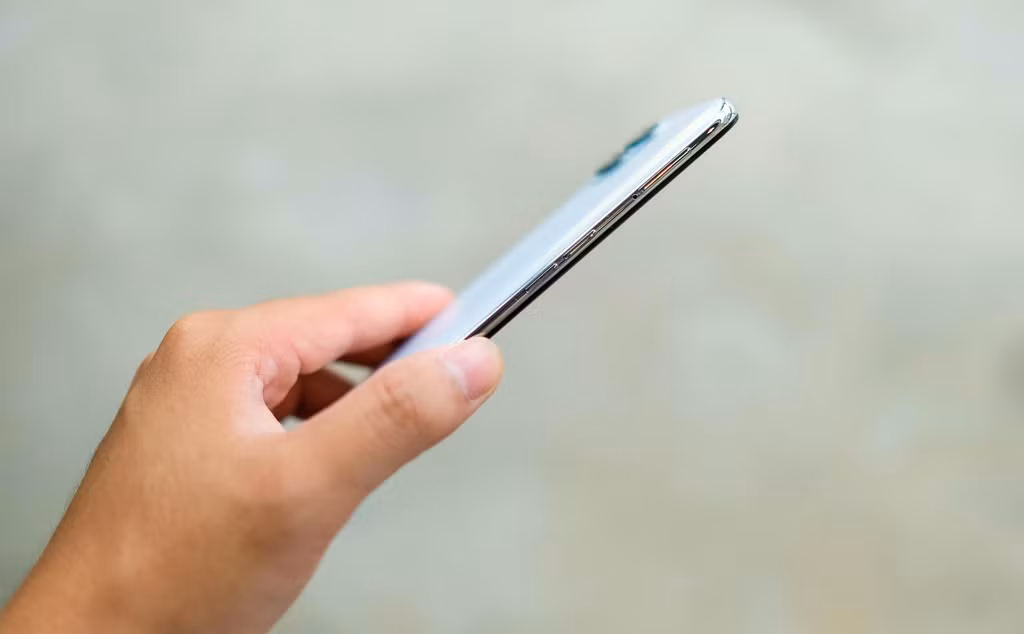 So với những đối thủ trong tầm giá, Oppo A93 gây chú ý với độ mỏng chỉ 7,48 mm và khối lượng 164 gram. Đây được xem là một trong những model có độ mỏng, nhẹ hàng đầu hiện nay. Điều này mang đến cảm giác cầm nắm sử dụng thoải mái. Người dùng không cần phải dùng lực quá nhiều trong khi sử dụng.