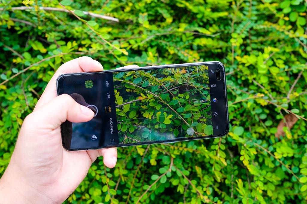 Giao diện chụp ảnh của máy được thiết kế đơn giản, dễ dùng. Máy có các chức năng như chân dung, đêm, chuyên gia. Tốc độ chụp và lấy nét nhanh. Bên cạnh đó, hệ thống AI có thể tự động nhận diện ngữ cảnh và điều chỉnh màu sắc phù hợp.