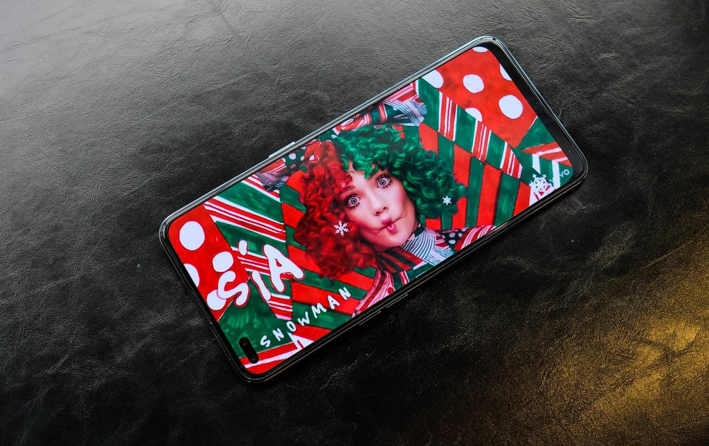 Sản phẩm có màn hình 6,43 inch, độ phân giải Full HD và tấm nền Super AMOLED. Phần đục lỗ của sản phẩm to hơn những đối thủ trong tầm giá do chứa camera selfie kép 16 MP và 2 MP. Tuy nhiên, tôi không cảm thấy bị ảnh hưởng quá nhiều trong khi sử dụng.