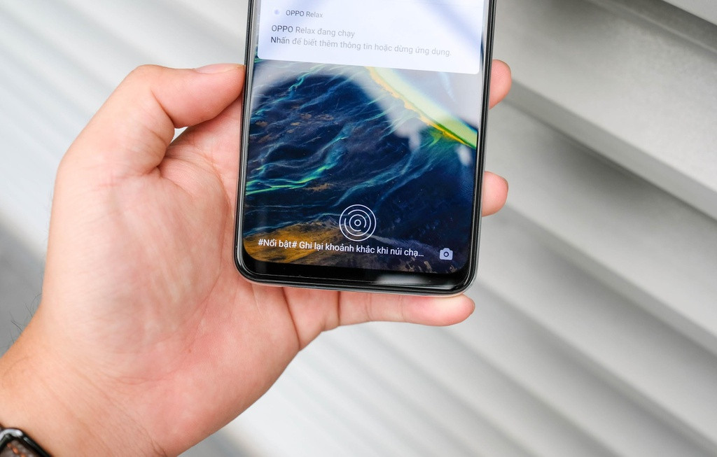 Nhược điểm trên máy đến từ cảm biến vân tay trong màn hình đặt khá thấp so với tay người dùng bình thường. Vì thế, nếu cảm thấy khó chịu, bạn có thể sử dụng mở khóa bằng khuôn mặt để thay thế. Tốc độ nhận diện của vân tay và khuôn mặt đều nhanh và chính xác.