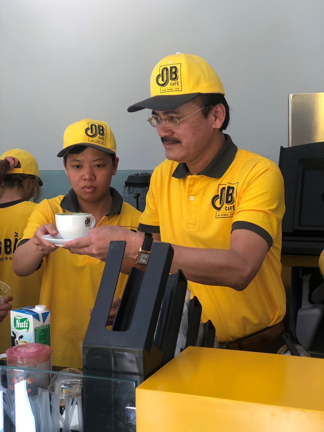  Bầu Thắng có vẻ "căng thẳng" khi thử pha chế cà phê. Trong một clip nội bộ bị rò rỉ trước Tết Nguyên đán vừa rồi, hình ảnh bầu Thắng ngẫu hứng hát bài tự chế về cà phê Ông Bầu lúc nửa đêm khi đang cùng team cà phê bàn thảo kế hoạch cho thấy sự hứng khởi của ông với dự án này. 