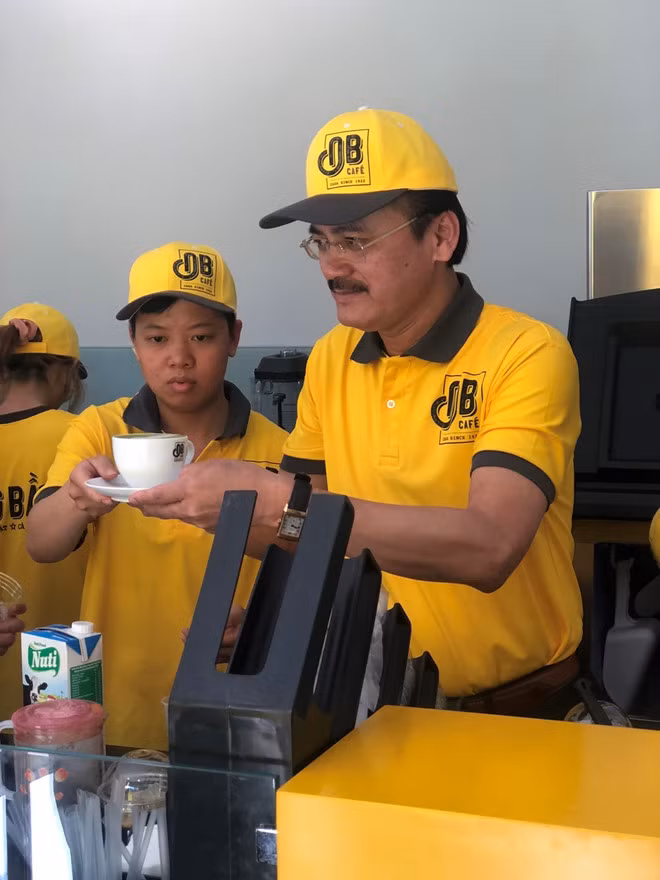  Bầu Thắng có vẻ "căng thẳng" khi thử pha chế cà phê. Trong một clip nội bộ bị rò rỉ trước Tết Nguyên đán vừa rồi, hình ảnh bầu Thắng ngẫu hứng hát bài tự chế về cà phê Ông Bầu lúc nửa đêm khi đang cùng team cà phê bàn thảo kế hoạch cho thấy sự hứng khởi của ông với dự án này. 