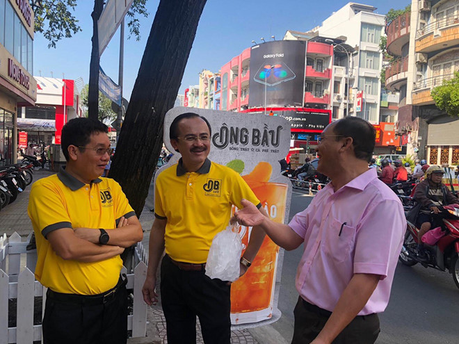  Nói thêm về sự ra đời của thương hiệu cà phê liên quan đến nguồn cảm hứng từ bóng đá, bầu Đức, bầu Thắng và bầu Hải đều là những người có những đóng lớn lao cho nền thể thao Việt Nam. Ngoài những mối quan hệ xã hội thì sợi dây liên kết của họ chính là tình yêu bóng đá và khát vọng cống hiến cho bóng đá, qua đó tạo ra những giá trị mà không chỉ gói gọn ở môn thể thao vua.