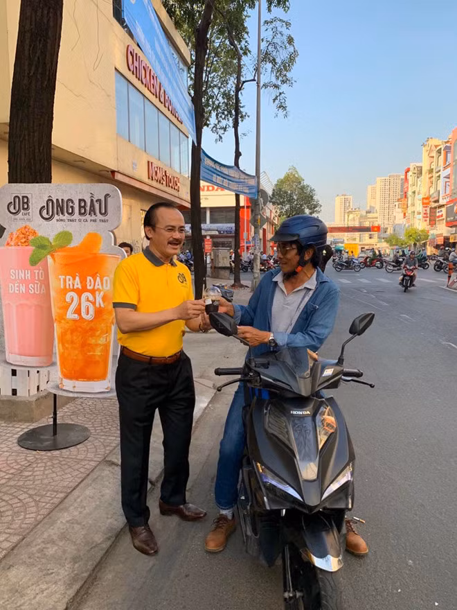  Được biết, cà phê Ông Bầu là sự kết hợp giữa bầu Đức, bầu Thắng và bầu Hải (ông Trần Thanh Hải – Chủ tịch NutiFood). Thương hiệu này ra đời từ cảm hứng tình yêu bóng đá của các ông bầu. Tức đến từ tôn chỉ làm bóng đá sạch, giống như câu slogan: “Sống thật – Cà phê thật”. 