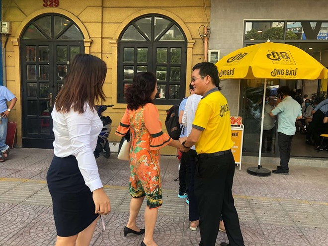  Vui lòng khách đến, vừa lòng khách đi. Nụ cười thường trực trên mặt ông bầu Hải nổi tiếng. Ông hồ hởi kể, ông mới bị khách "kiện" vì làm kẹt đường. Quả thực, sự có mặt của 2 doanh nhân nổi tiếng đã thu hút nhiều khách đi đường tạt vào mua cà phê, chụp hình khiến đường Hoàng Diệu đoạn có cà phê Ông Bầu đôi lúc ùn ứ. 