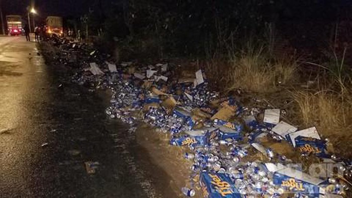 Đến 5h30 cùng ngày, người dân cùng tài xế mới thu gom hết số bia. Phía công ty bia cũng có mặt ghi nhận sự việc.