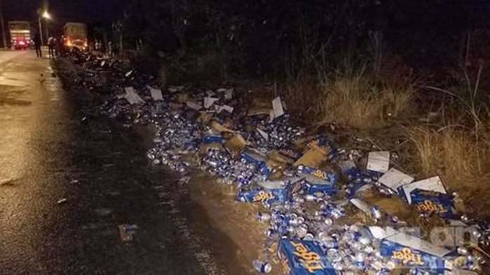 Đến 5h30 cùng ngày, người dân cùng tài xế mới thu gom hết số bia. Phía công ty bia cũng có mặt ghi nhận sự việc.