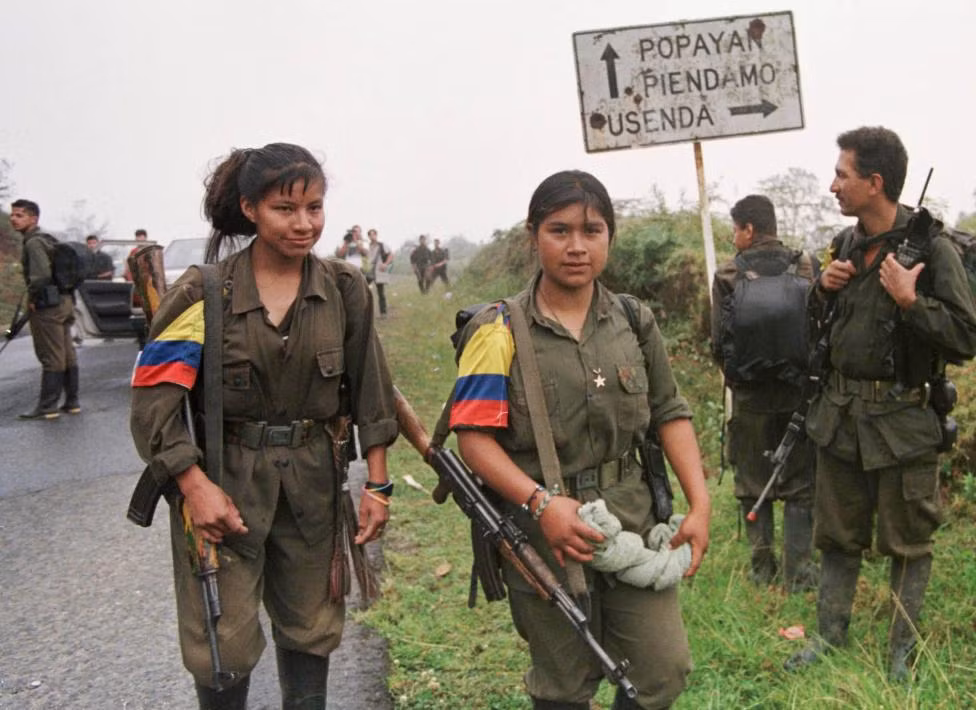 Các tay súng FARC đứng gác trên đường sau khi tấn công thị trấn Silvia, tỉnh Cauca.