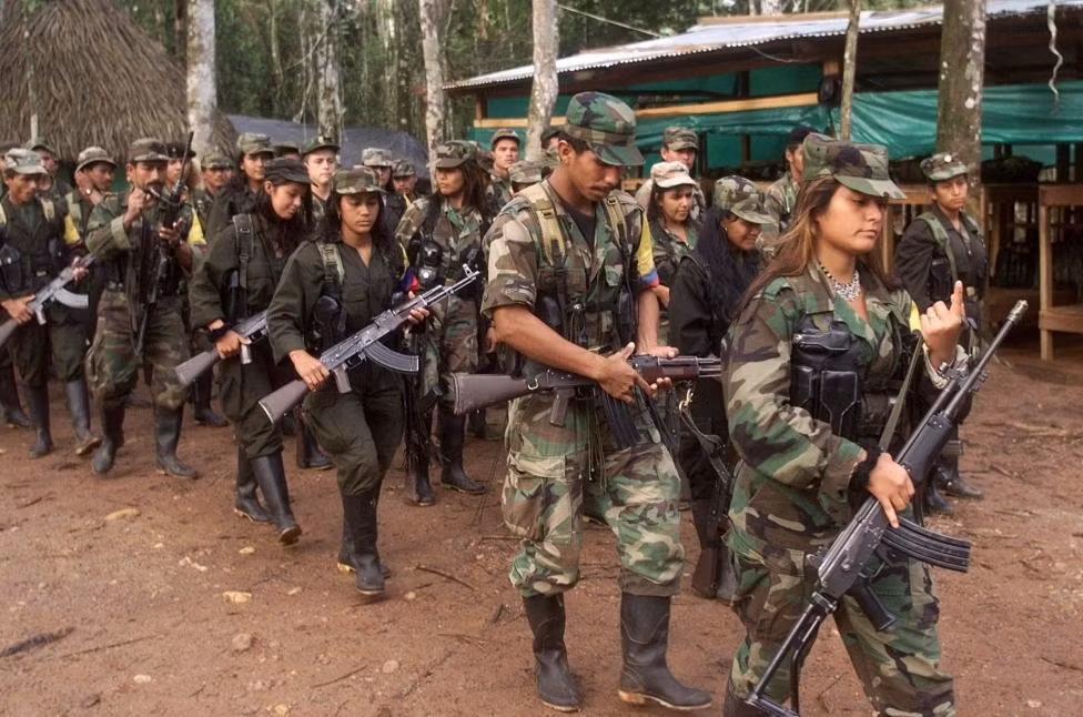 Các thành viên FARC tề tựu trong doanh trại nằm sâu trong rừng.