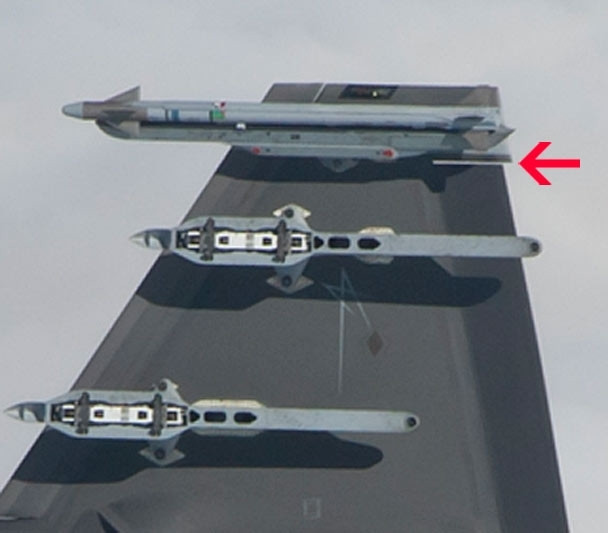 AIM-9X là tên lửa không đối không tầm ngắn chủ lực của Không quân Mỹ và các nước trong khối quân sự NATO. Tên lửa có chiều dài 3 m, sải cánh 0,44 m, trọng lượng 85 kg, tầm bắn tối đa 35 km.