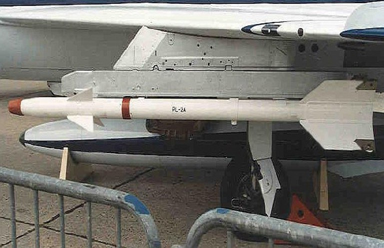 Kỹ thuật viên mặt đất Trung Quốc đã tháo quả tên lửa AIM-9B khỏi đuôi tiêm kích MiG-17 thành công, nhưng không quân nước này không biết làm gì với chiến lợi phẩm có một không hai đó.