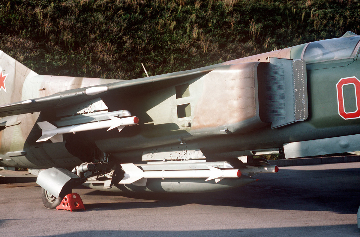 Sau khi thu được một số quả đạn K-13, các nhà nghiên cứu của NATO kết luận K-13 và AIM-9 có thể tráo đổi linh kiện cho nhau mà vẫn hoạt động bình thường.