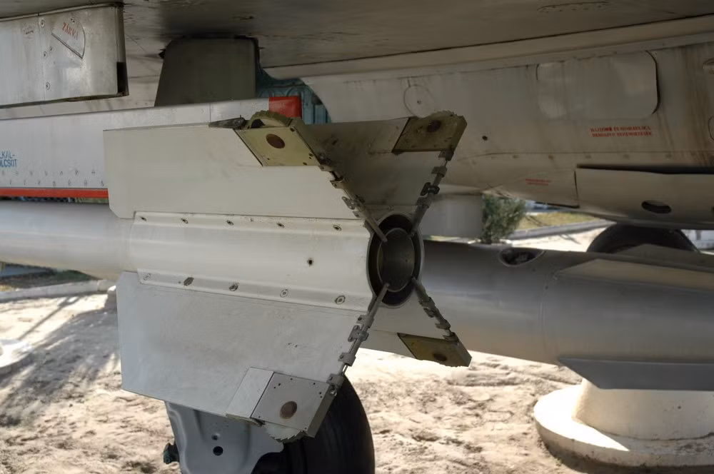 Được biết, quả tên lửa được thiết kế với chiều dài: (K-13M) 2830 mm; (K-3R) 3420 mm; Sải cánh: 530 mm; Đường kính: 127 mm.