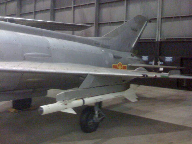 Quả đạn Sidewinder có cấu trúc rất đơn giản, trái ngược hoàn toàn với thiết kế phức tạp trên dòng tên lửa K-5 được Liên Xô biên chế từ năm 1957.