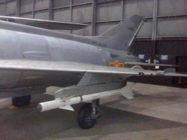 Quả đạn Sidewinder có cấu trúc rất đơn giản, trái ngược hoàn toàn với thiết kế phức tạp trên dòng tên lửa K-5 được Liên Xô biên chế từ năm 1957.