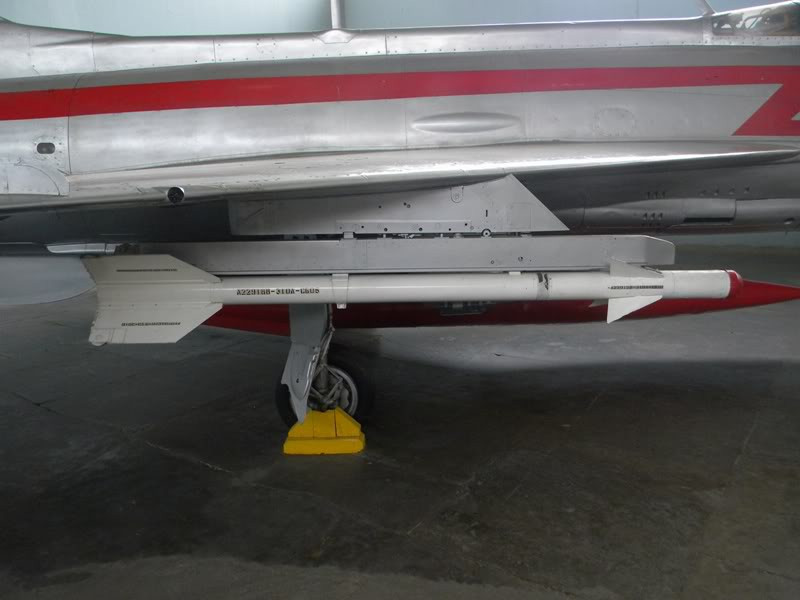 Các phiên bản K-13 đều có kích thước và hình dáng giống hệt tên lửa AIM-9B, với đường kính 127 mm và tầm bắn một km.