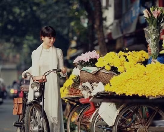 Những ngày đầu thu, phố cổ Hà Nội lại trở nên bình yên đến lạ. Khắp những con đường phố cổ rực sắc hoa khiến cho lòng người thêm rộn ràng. Ảnh: Plus.