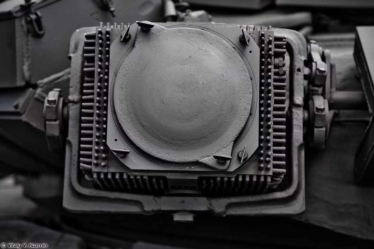 Cận cảnh một trong hai đèn gây nhiễu hồng ngoại của hệ thống bảo vệ chủ động Shtora-1. Nguồn ảnh: Vitaly-Kuzmin